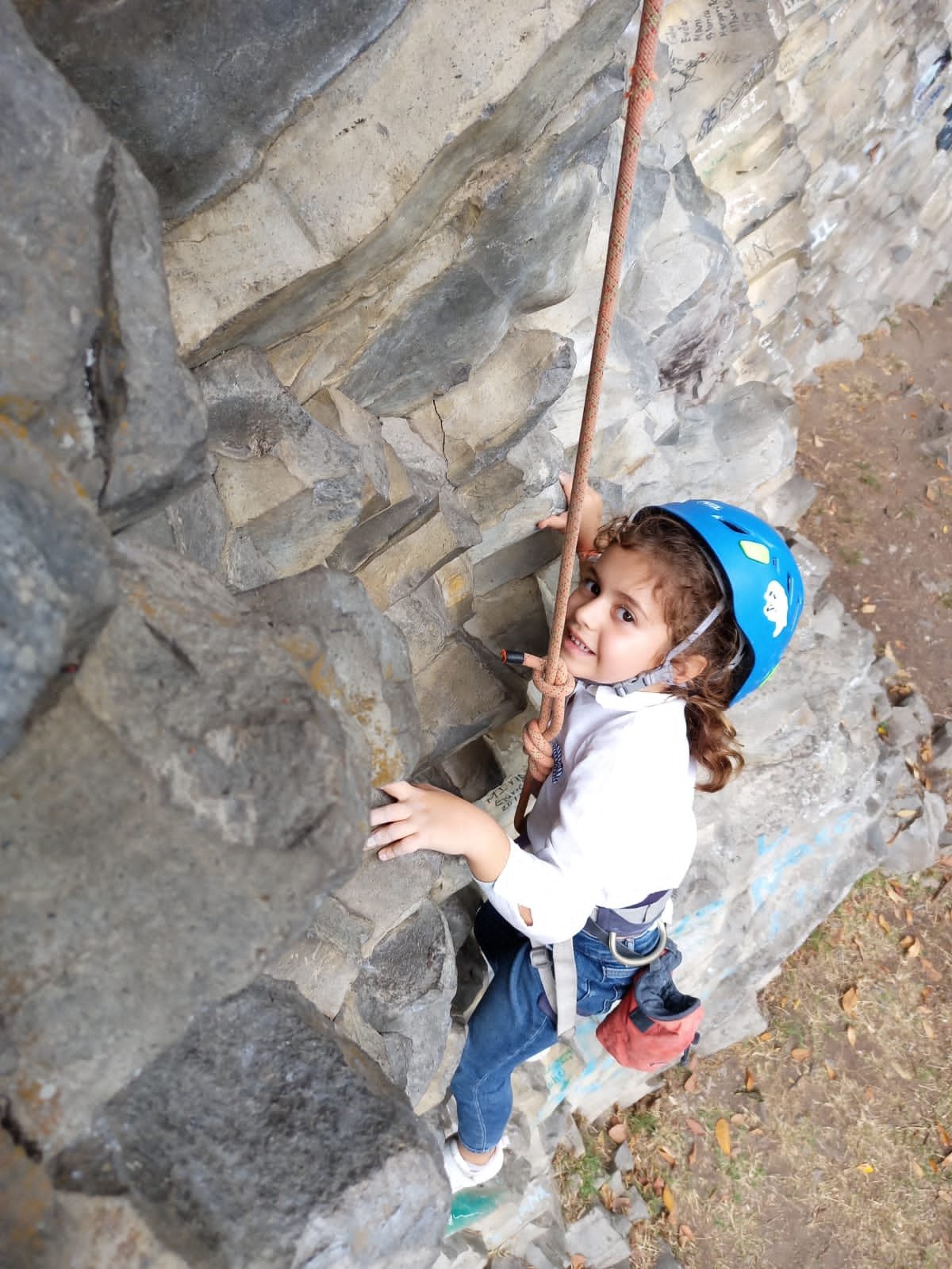 Niña en los ladrillos